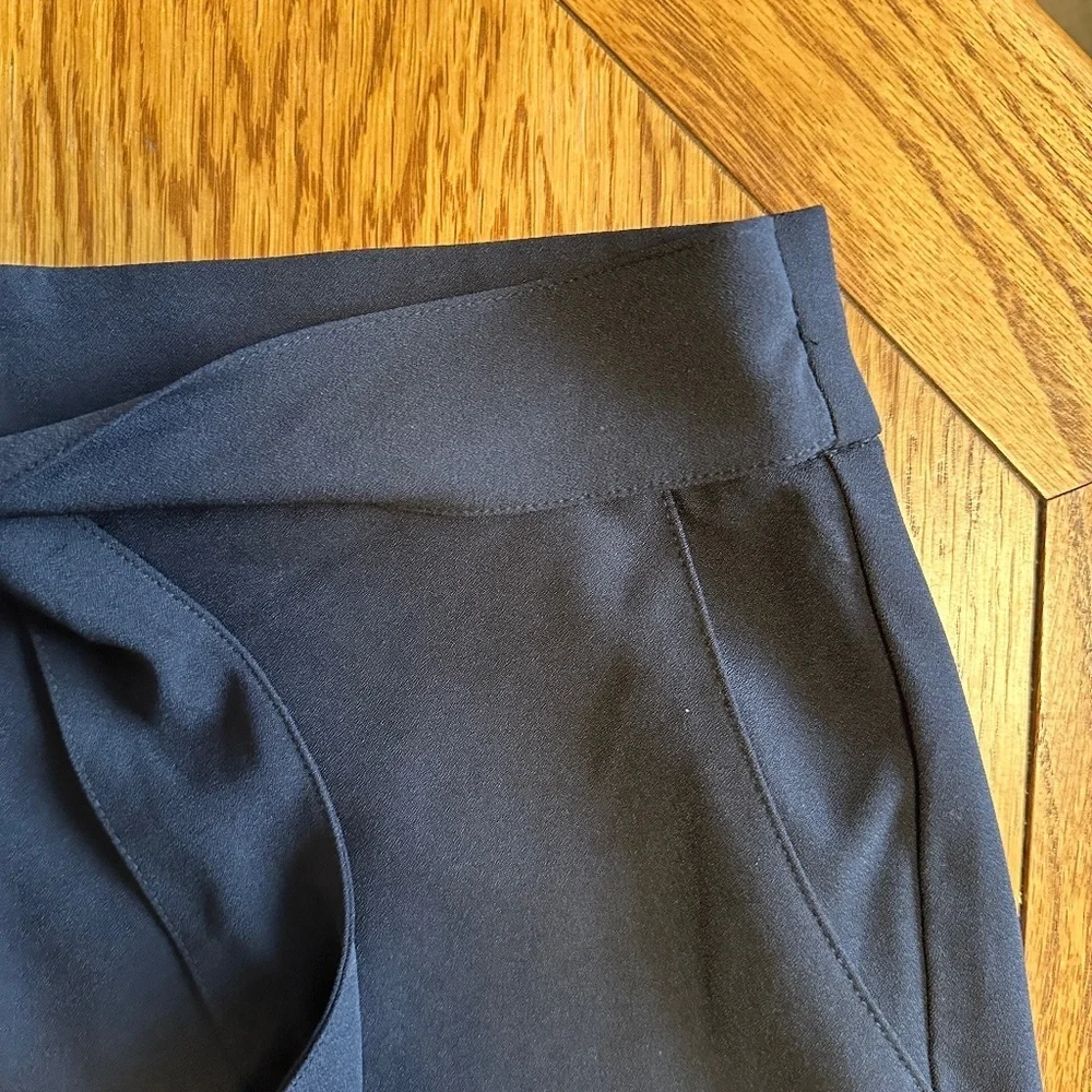 *WHITE HOUSE BLACK MARKET* Black Dress Tie-Waist Shorts Size 8 - Picture 2 of 5